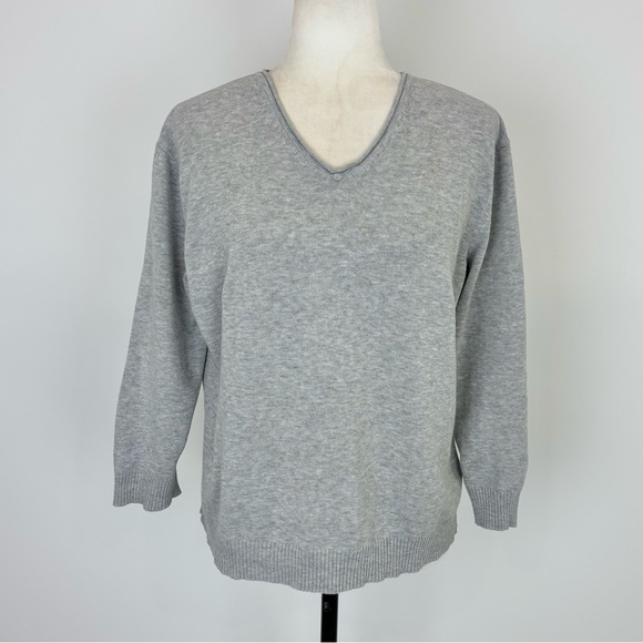 Evan Picone grey v-neck sweater - Picture 2 of 5